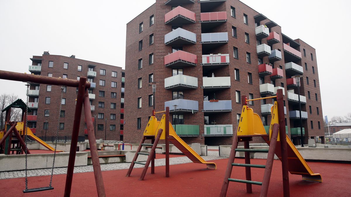 Osiedle mieszkaniowe
Warszawa, 01.12.2016. Budynki komunalne przy Jagiello�skiej 47 w Warszawie, 1 bm. Na miejscu odby�a si� konferencja w�adz miasta pt. "Mieszkania dla warszawiak�w", dotycz�ca kierunk�w polityki mieszkaniowej w stolicy w kolejnych latach.  (cat/kru) PAP/Tomasz Gzell
Tomasz Gzell
bloki, briefing, budownictwo, Jagiello�ska, komunalne, mieszkania, mieszkania dla warszawiak�w, mieszkaniowa, mieszkaniowe, osiedle, plac zabaw, polityka, Praga, stolicy, Warszawy, w�adze, zje�d�alnia, architektura