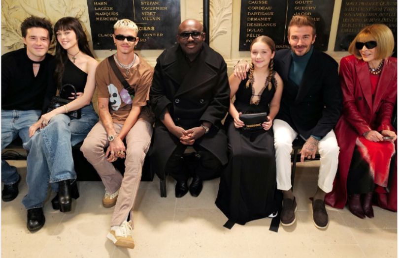 Rodzina wspiera Victorię Beckham podczas pokazu w Paryżu