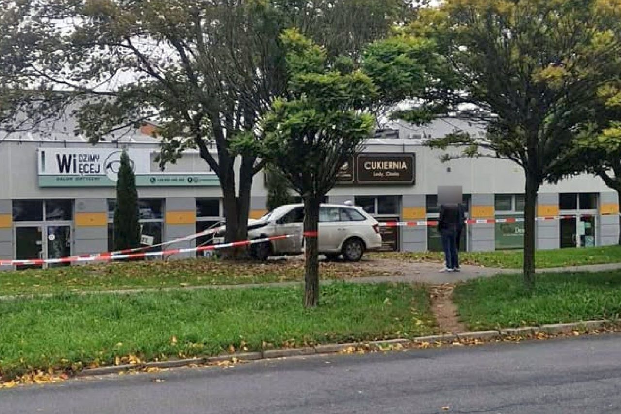 Lublin: Za kierownicą bolta dostrzegli poszukiwanego 21-latka. Odepchnął policjanta, uciekając wjechał w drzewo