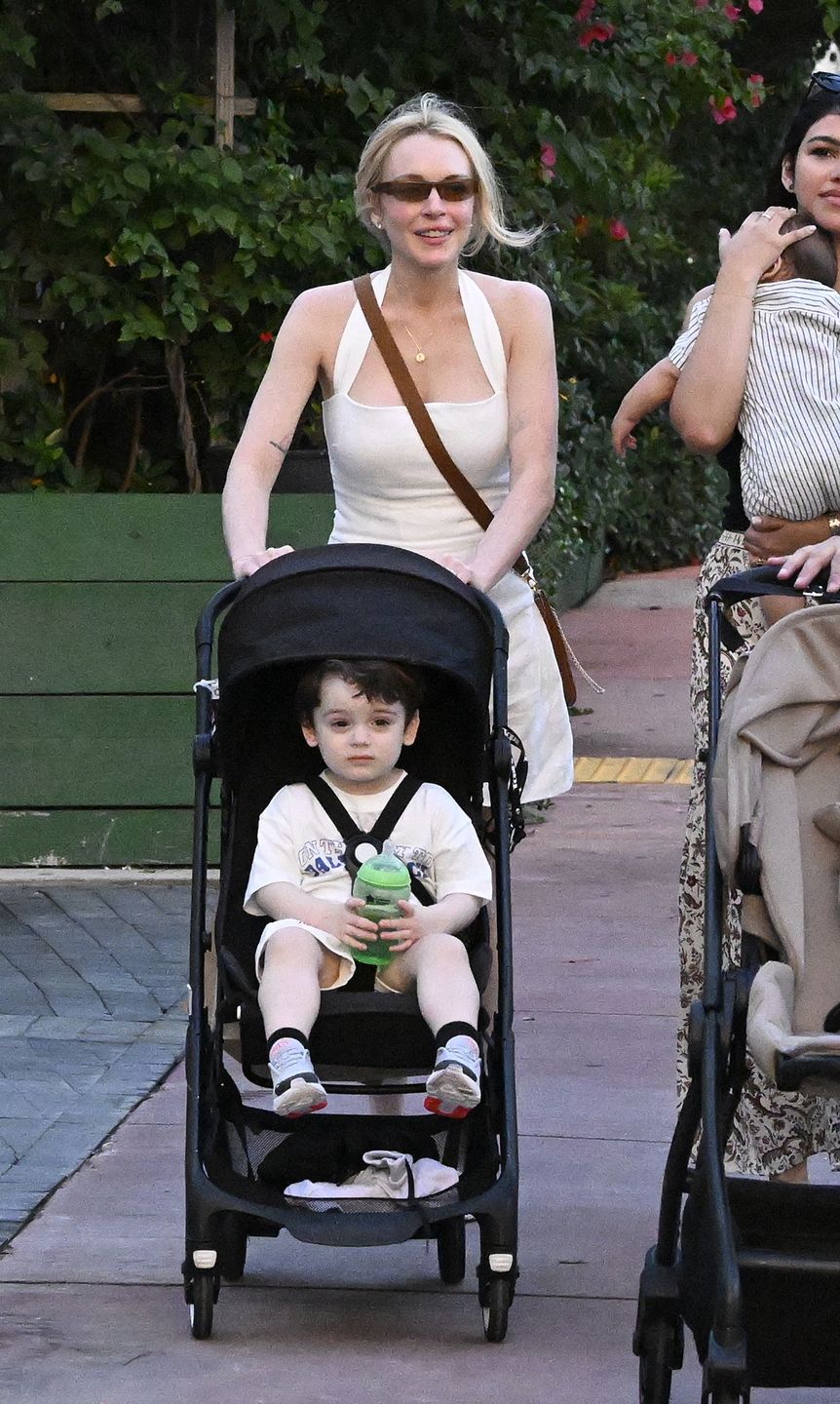Rzadko widywana Lindsay Lohan na rodzinnym spacerze