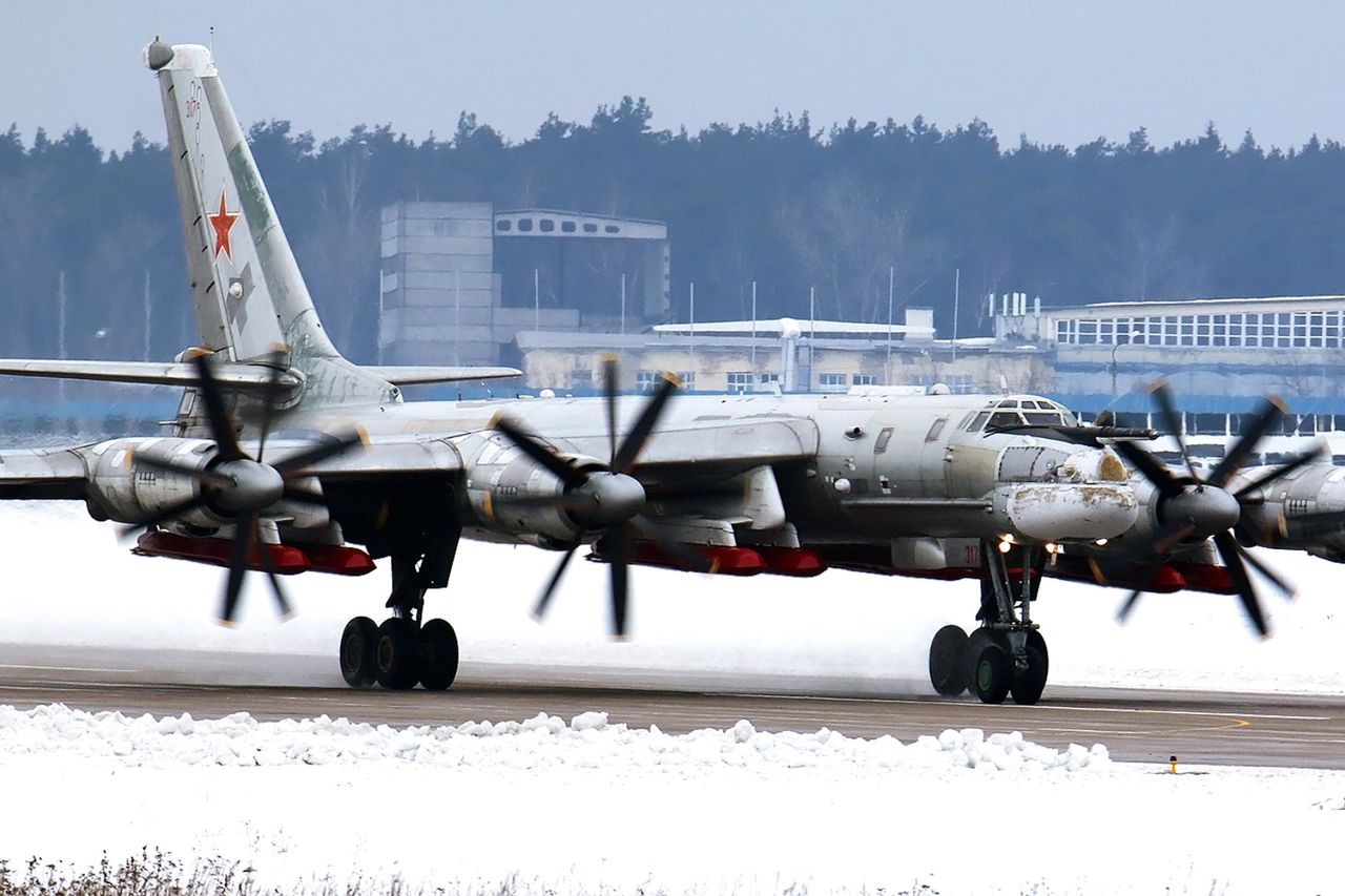 Pocisk Ch-101 na skrzydłach samolotu Tu-95.