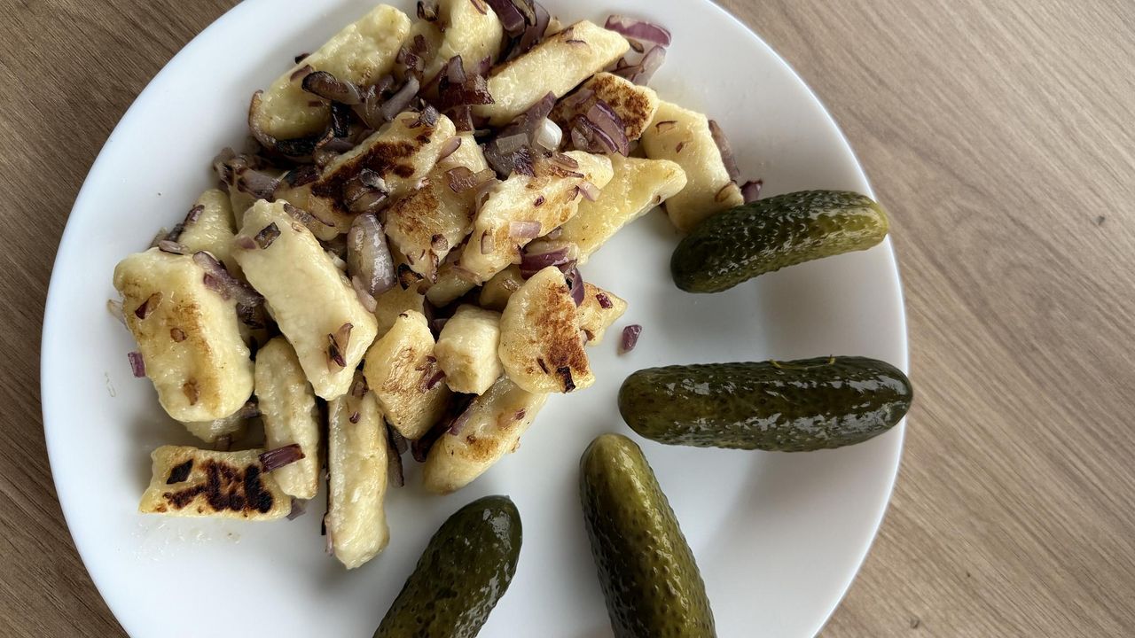 Leniwe z wędzonego twarogu smażone na maśle z dodatkiem cebulki