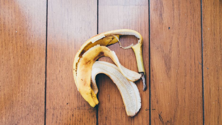 Zalej skórki od banana wodą