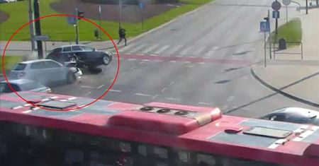 Środowy wypadek na rondzie Dmowskiego. Moment zdarzenia zarejestrowała kamera