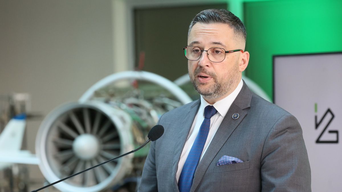 Inaugracja projektu satelitarnego SPARK
Fot. Wojciech Olkusnik/East News Warszawa, 08.08.2025. Siec Badawcza Lukasiewicz - Instytut Lotnictwa. Konferencja prasowa poswiecona inauguracji projektu SPARK. Celem projektu Satellite Platform for Advancement of Research and Knowledge (SPARK) jest opracowanie i wyniesienie na orbite eksperymentalnego satelity badawczego.
N/z: minister nauki i szkolnictwa wyzszego Marcin Kulasek
Wojciech Olkusnik