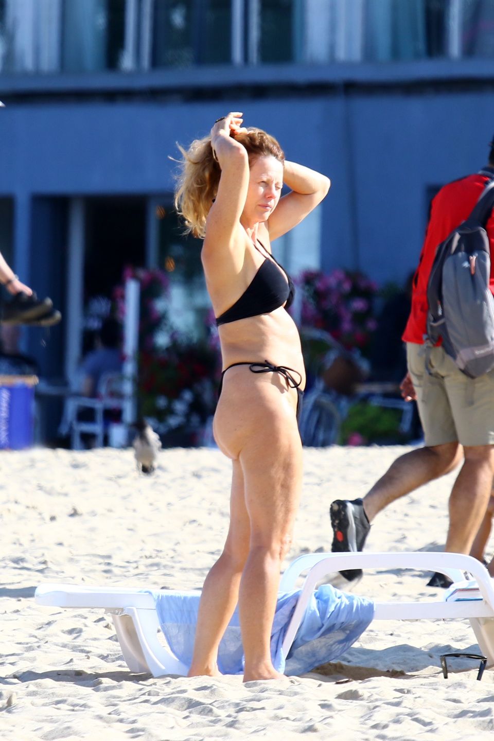 Ewa Skibińska opala się nad Bałtykiem w kusym bikini