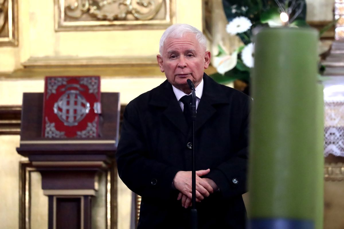"Pilne" przemówienie Kaczyńskiego na pogrzebie. TVP Info przerwało konferencję ministra zdrowia 