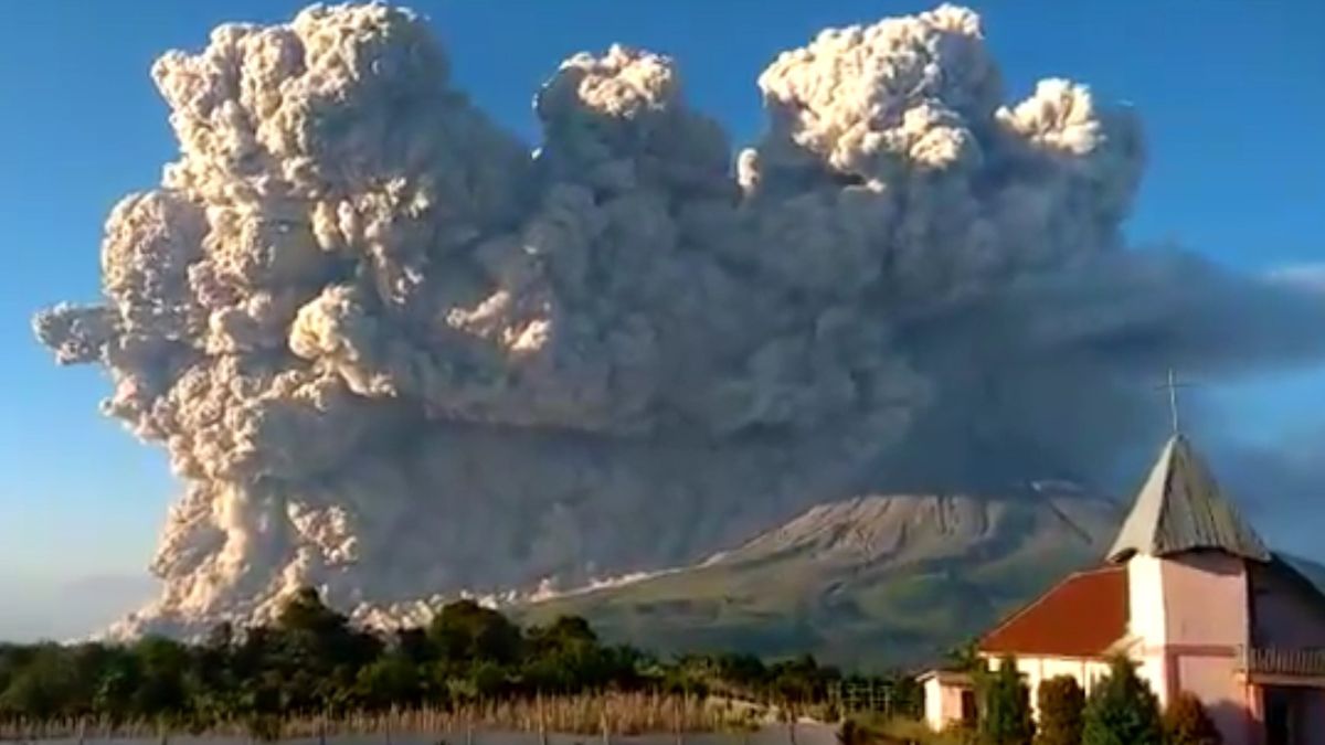 Sumatra. Chmura popiołu sięgnęła wysokości 5 km