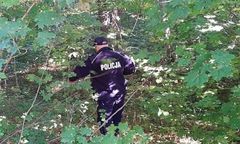 Poszedł na grzyby. Ugrzązł po pas w błocie. Ratowała go policja