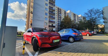 Samochód elektryczny a mieszkanie w bloku. Czy to ma sens?
