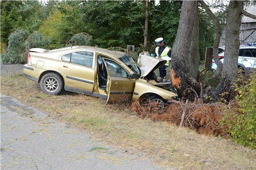 Miejsce wypadku samochodu marki Volvo