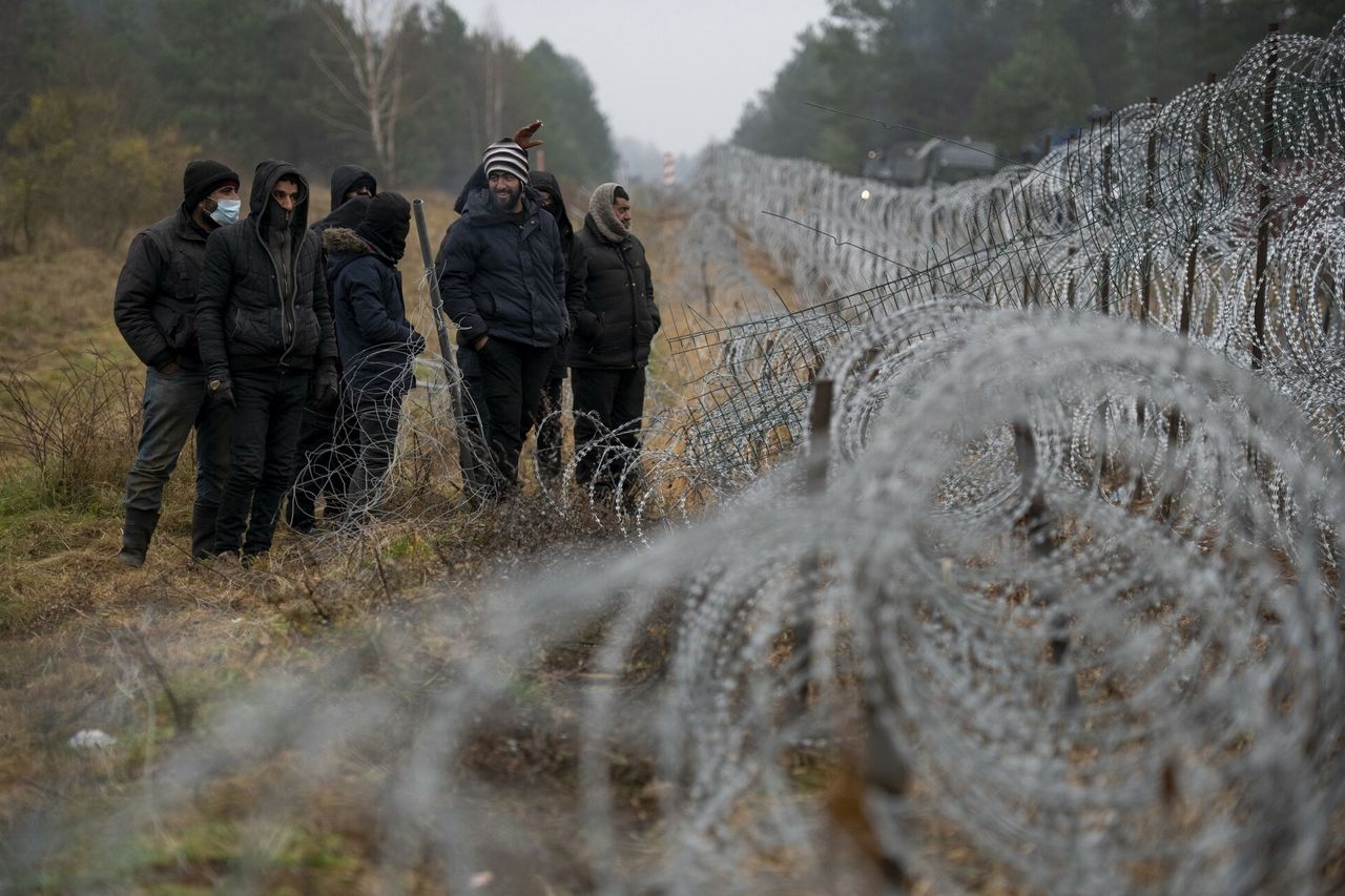 Białoruskie służby pomagają migrantom. W stronę żołnierzy poleciały kamienie