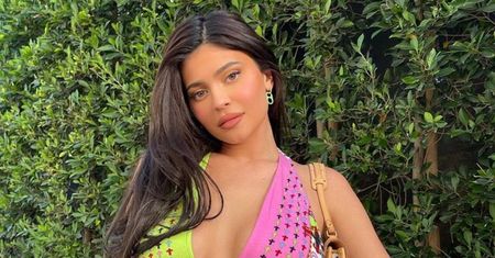 Kylie Jenner NIE MIEŚCI SIĘ w bikini. Zdjęcia w za małym kostiumie polubiło 11 milionów fanów...