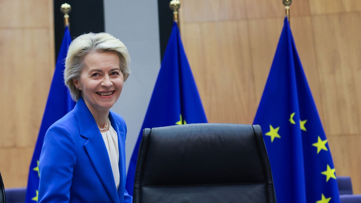 EU Commission Weekly college meeting
epa11756029 European Commission President Ursula Von der Leyen at the start of the College meeting of the European Commission in Brussels, Belgium, 04 December 2024.  EPA/OLIVIER HOSLET 
Dostawca: PAP/EPA.
OLIVIER HOSLET
stars, chairs, microphone, flags