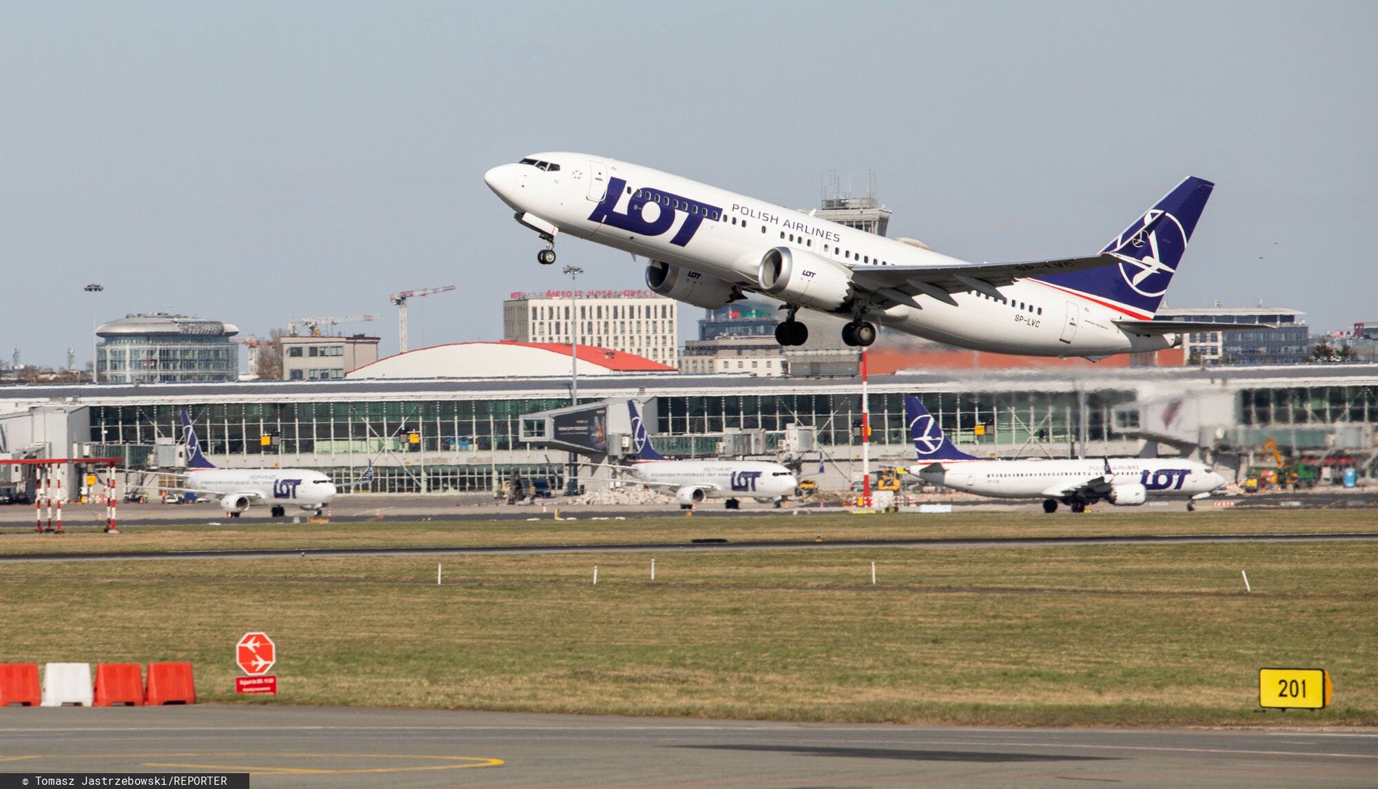 reporter_baza_2022-04
12.04.2022 Warszawa, lotnisko Chopina start samolotu PLL LOT Boeing 737 MAX, Fot Tomasz Jastrzebowski/REPORTER
Tomasz Jastrzebowski/REPORTER