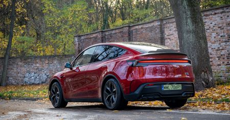 Tesla czyta znaki, ale jedzie po swojemu. Niepokojący test FSD