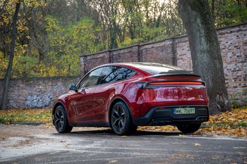 Tesla czyta znaki, ale jedzie po swojemu. Niepokojący test FSD