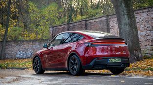 Tesla czyta znaki, ale jedzie po swojemu. Niepokojący test FSD