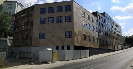 Wymieniają nawierzchnię przed nowym hotelem. Utrudnienia i objazdy