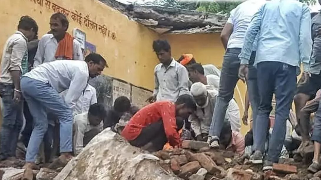 Tragedia w Indiach. Po ulewnych deszczach zawalił się dach budyn