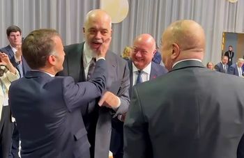 Zakpli z Trumpa przy Macronie. Sprawa "wojny Albanii z Azerbejdżanem"