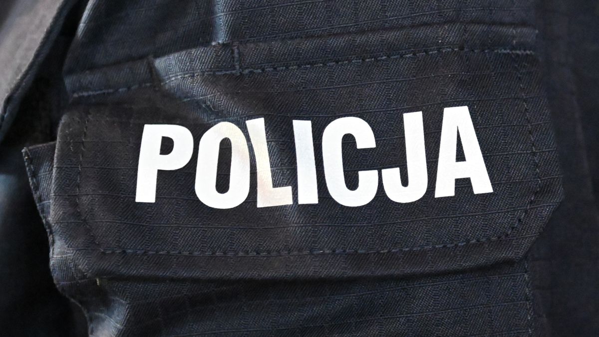 mundur
Marcin Bielecki
funkcjonariusze, komendant, mundur, napis, nowi, policja, policjanci, policjant, rozpocz�cie, s�u�ba, wojewoda, wst�puj�cy