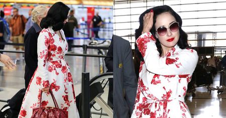 Dita Von Teese w płaszczu w róże