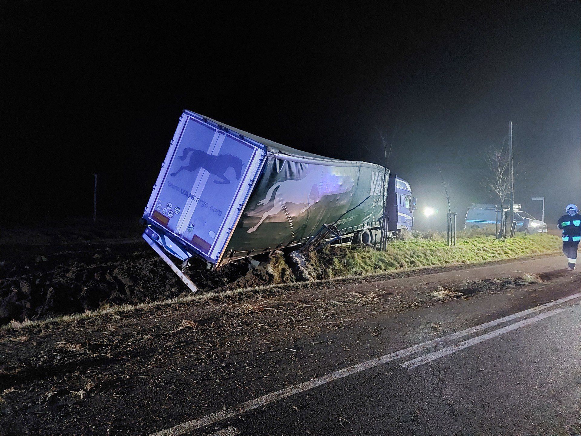 Na DK16 w Rogóźnie-Zamku samochod osobowy zderzył się z ciężarówką