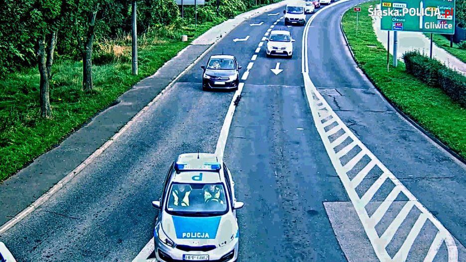 Gliwice. Policjanci eskortowali samochód z kobietą z podejrzeniem zawału serca.