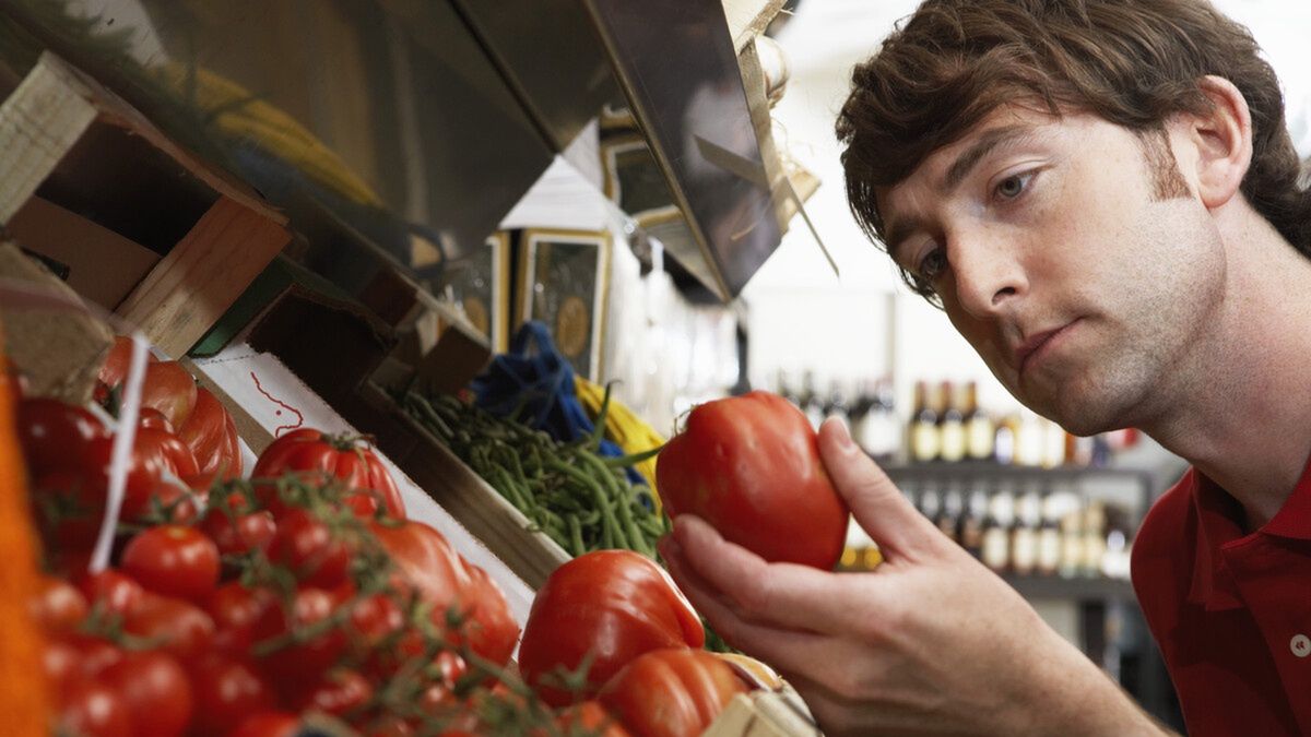 Nie odrywaj szypułek od pomidorów.