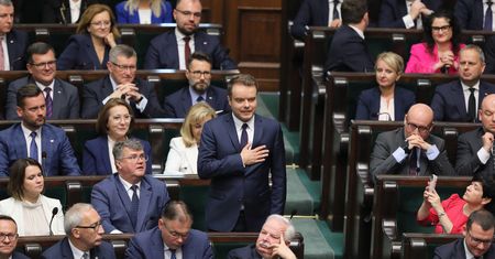Ekspert ostro o pozach posłów. "Jakieś dziwadło, takie niepolskie"