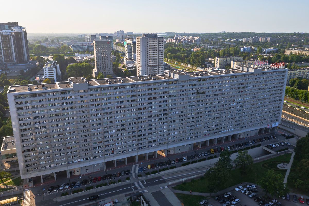 Windy zatrzymują się co trzy piętra. Superjednostka to osiedle w jednym bloku