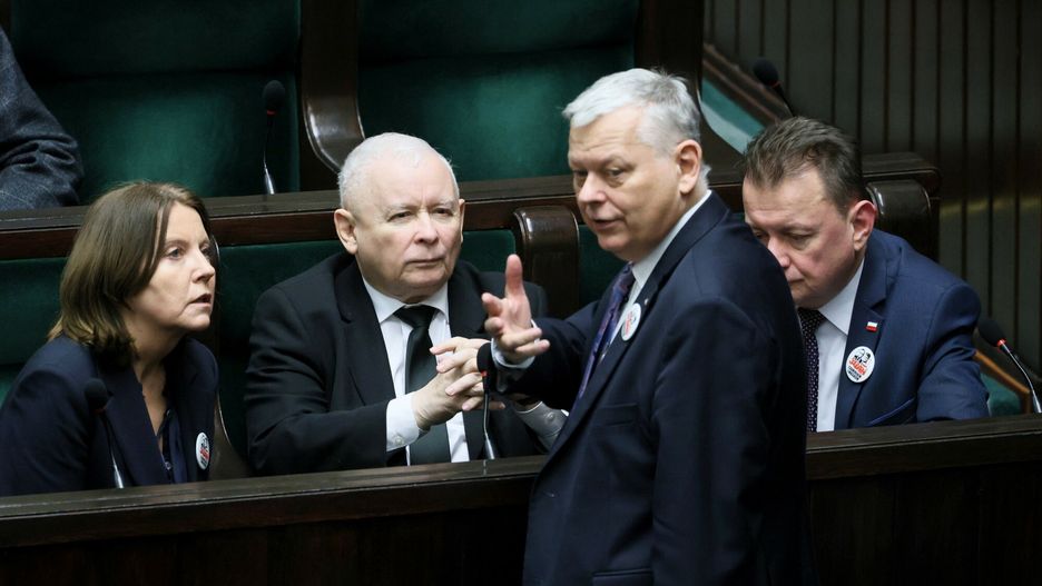 2. posiedzenie Sejmu X kadencji
Fot. Pawel Wodzynski/East News, Warszawa, 17.01.2024. Dzien drugi 2. posiedzenia Sejmu X kadencji. Glosowania m.in. w sprawie wotum nieufonosci wobec ministra Bartlomieja Sienkiewicza, odwolania Krzysztofa Bosaka z funkcji wicemarszalka Sejmu oraz pozbawienia immunitetu posla Konfederacji Grzegorza Brauna.
N/z: Joanna Lichocka, Jaroslaw Kaczynski, Marek Suski , Mariusz Blaszczak
Pawel Wodzynski