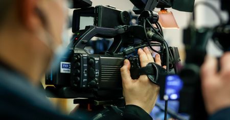 Nowe obostrzenia. Zakaz nie dla wszystkich. Wyjątki dla pracowników radia i telewizji