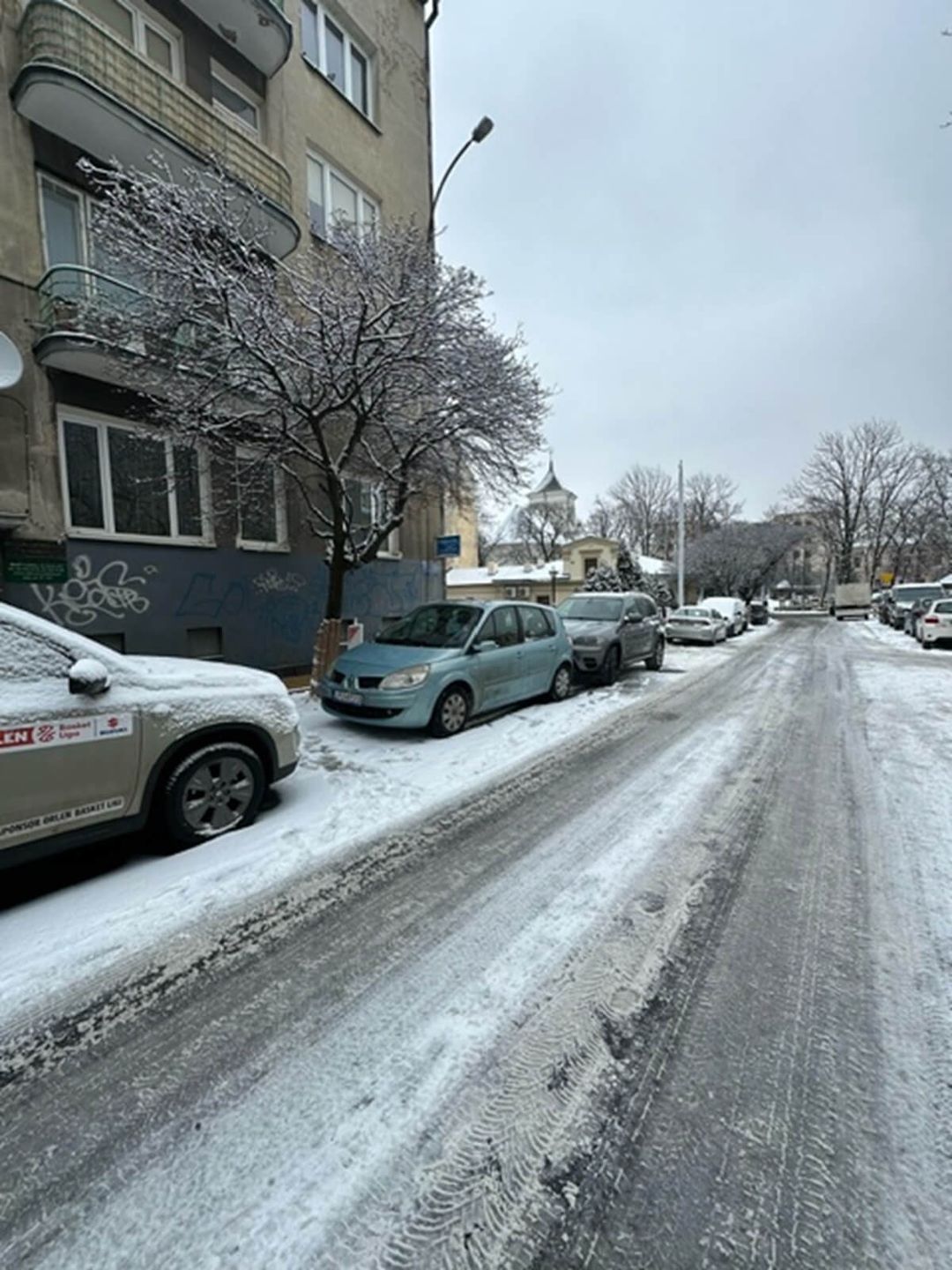 Samowolka parkingowa wzdłuż ul. Jasnej