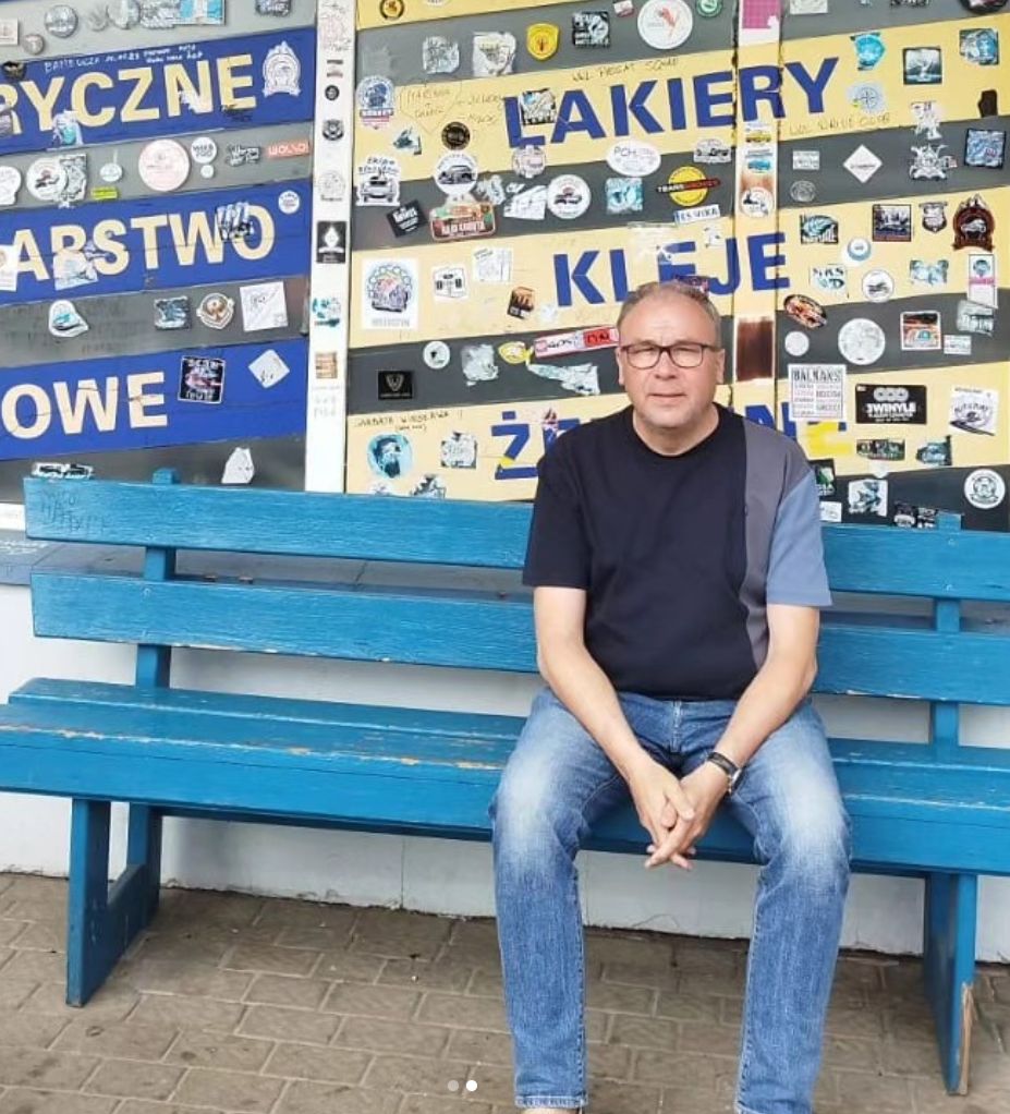 Bogdan Kalus na tle witryny sklepu znanego z "Rancza"