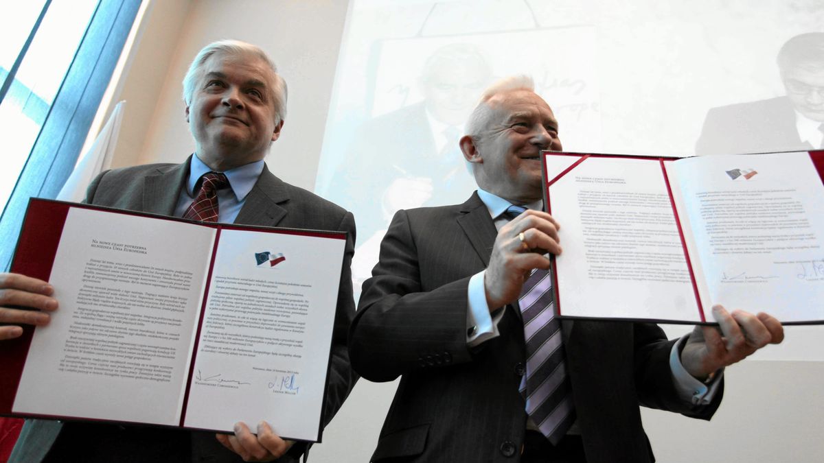 Dziesieciolecie Traktatu Akcesyjnego do Unii Europejskiej
16.04.2013 Warszawa , Al Jerozolimskie 200 . WSZiP im Heleny Chodkowskiej . Szef SLD Leszek Miller (l) i senator Wlodzimierz Cimoszewicz (c) podczas spotkania - z okazji 10-tej rocznicy traktatu akcesyjnego do UE ( na ktorym widnieja ich podpisy ).
Fot . Slawomir Kaminski / Agencja Wyborcza.pl
Fot. Slawomir Kaminski / Agencja Wyborcza.pl
UE, Traktat Akcesyhjny, SLD, akcesja polski do unii, rocznica, /FR/