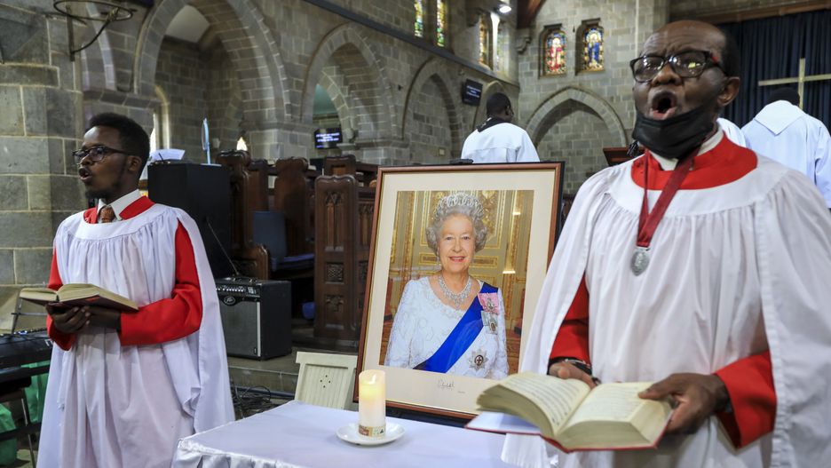 A portrait (C) of Britain's late Queen Elizabeth II is placed at the center as church choir sing during a special memorial service in her honour at the All-Saints Cathedral, in Nairobi, Kenya, 18 September 2022. The state funeral for the late queen will be held in Britain on 19 September. EPA/DANIEL IRUNGU Dostawca: PAP/EPA.