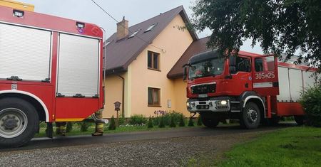 Pożar domu w Osinie. Zapaliła się instalacja elektryczna od uderzenia pioruna