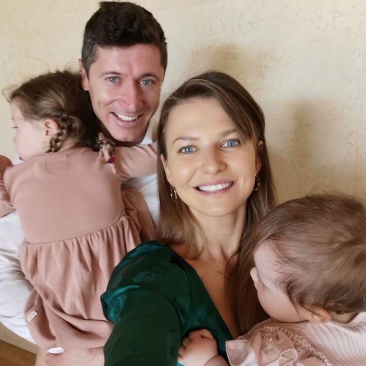 Lewandowscy z córkami 