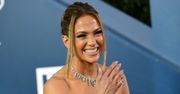 Jennifer Lopez prezentuje wdzięki w mocno wyciętym kostiumie. "Odkryłaś FONTANNĘ MŁODOŚCI" (FOTO)