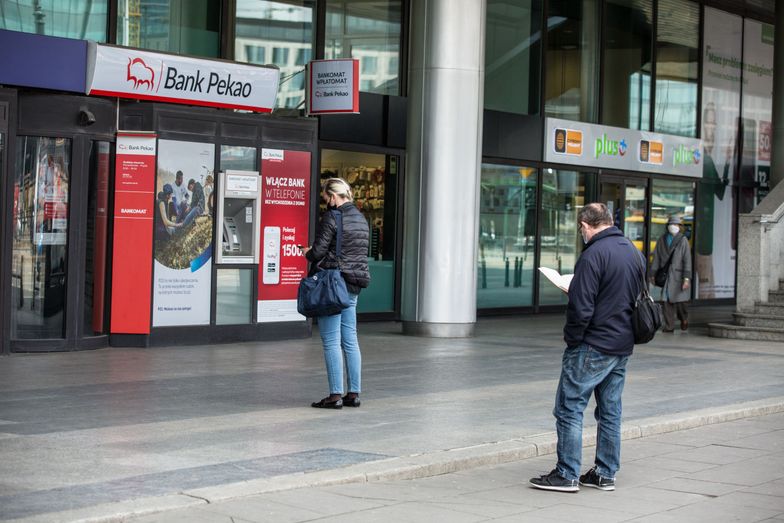 Polacy ruszyli do bankomatów po gotówkę. W pierwszym kwartale 2020 r. w obiegu przybyło 30 mld zł.