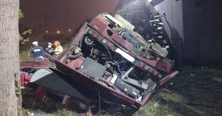 Dramatyczny wypadek na A4. Autobus runął z wiaduktu