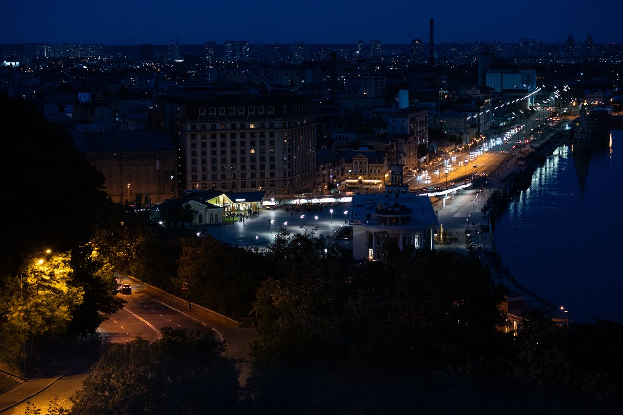 KYIV, UKRAINE - MAY 15: A general view from a street after power outages have started as a result of Russian rocket attacks on Ukrainian infrastructure in Kyiv, Ukraine on May 15, 2024. Photo by Danylo Antoniuk/Anadolu via Getty Images)