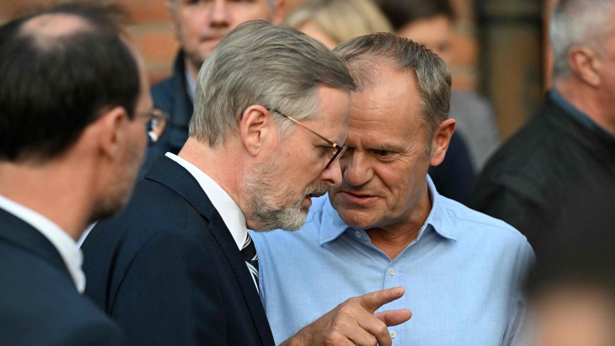 Ursula von der Leyen we Wroc?awiu
Poland's Prime Minister Donald Tusk (R) speaks with Czech Republic's Prime Minister Petr Fiala as he leaves following their talks in Wroclaw, Poland on September 19, 2024. The leaders of four countries hit by Storm Boris met on September 19 in Poland with the European Commission president to discuss aid for the flood-hit region. (Photo by Sergei GAPON / AFP)
SERGEI GAPON