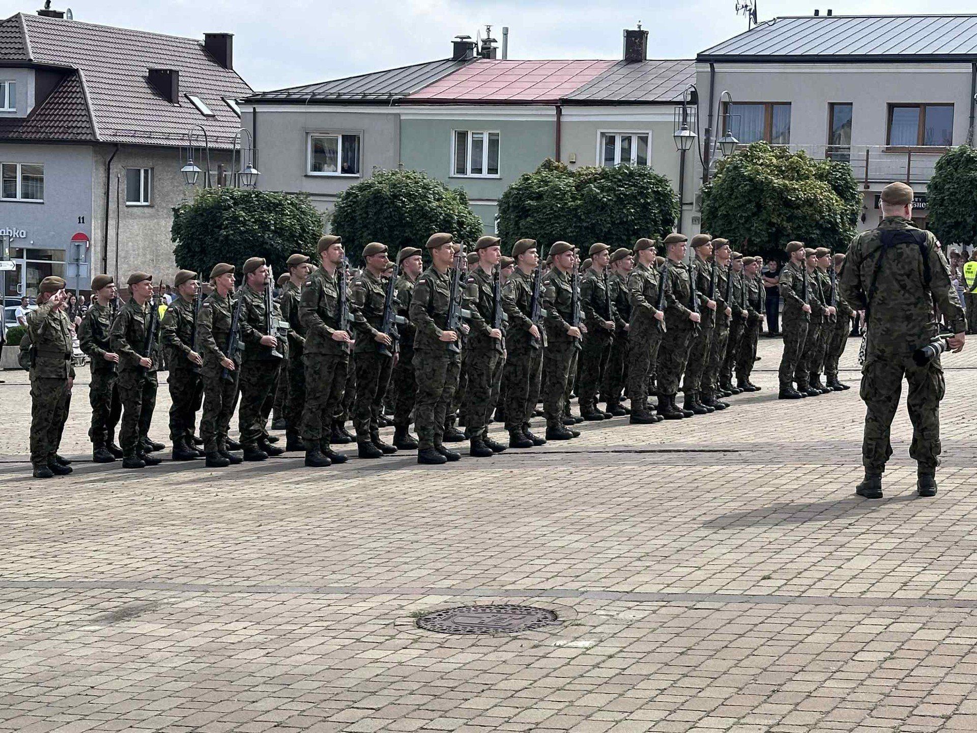 Przysięga wojskowa na rynku w Chęcinach.