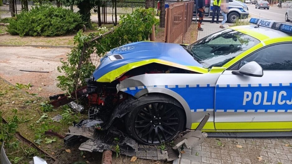 Policyjny Ford Mustang rozbity pod Radomiem. Słynny radiowóz służył zaledwie cztery miesiące