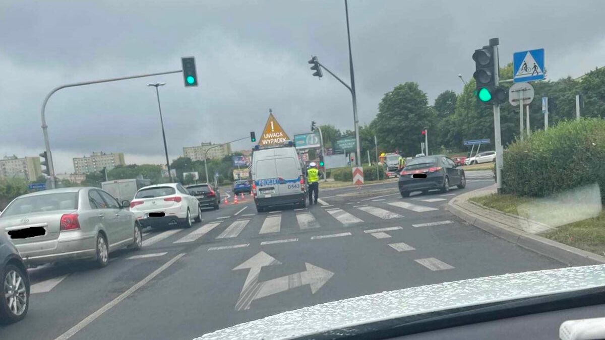 Zderzenie audi z BMW na rondzie przy Orfeuszu