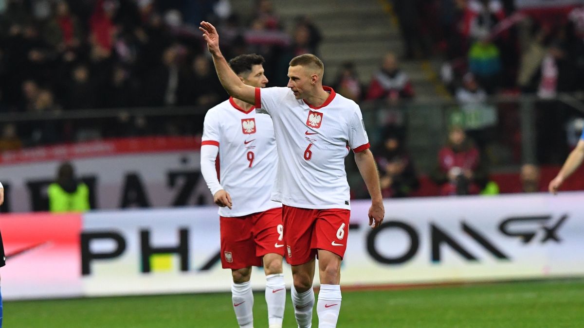 Na zdjęciu: Jakub Piotrowski i Robert Lewandowski