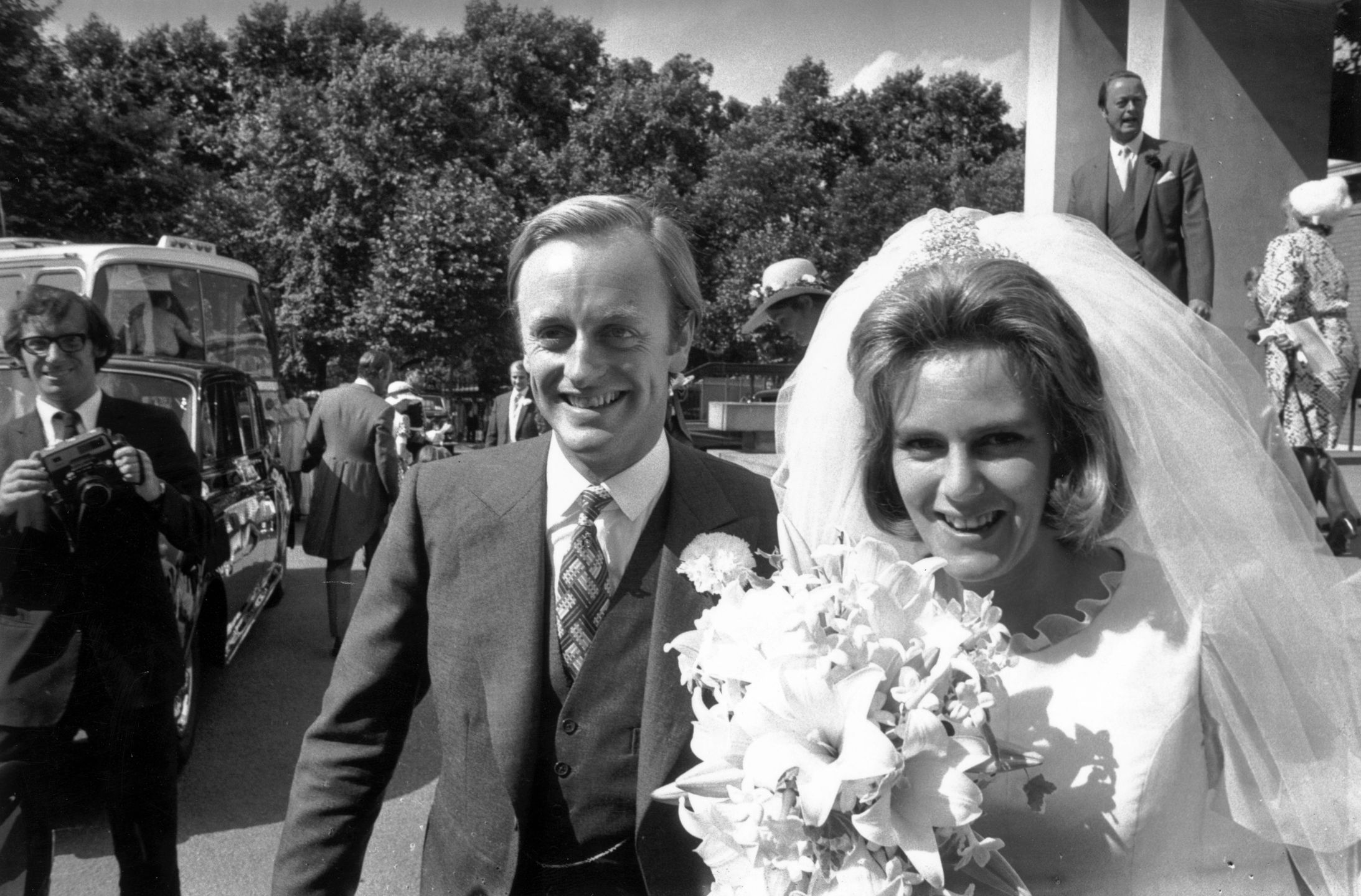 Camilla i Andrew Parker-Bowles podczas ślubu w 1973 roku